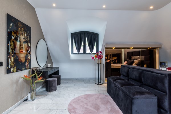 Foto - Te koop: Op een schitterende en rustige locatie in de geliefde villawijk "Moltbos" staat deze stijlvolle, vrijstaande villa met een uitzonderlijk royaal woonoppervlak.